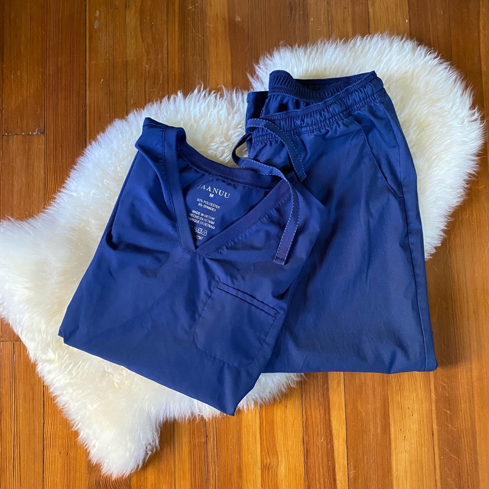 Januu navy scrubs size M